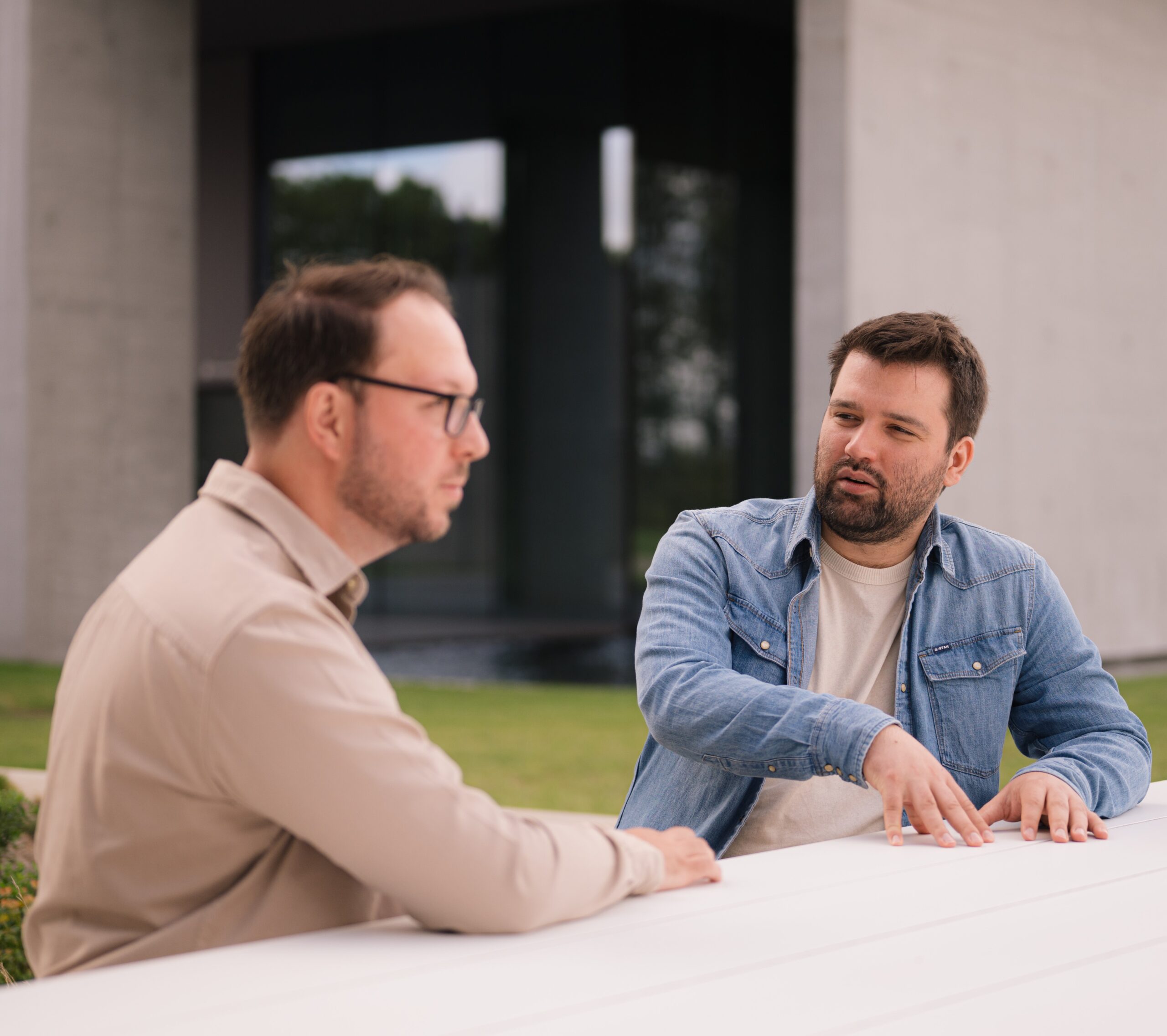 SEO-specialist Pieter Verschueren in gesprek met expert Mathias Noyez.